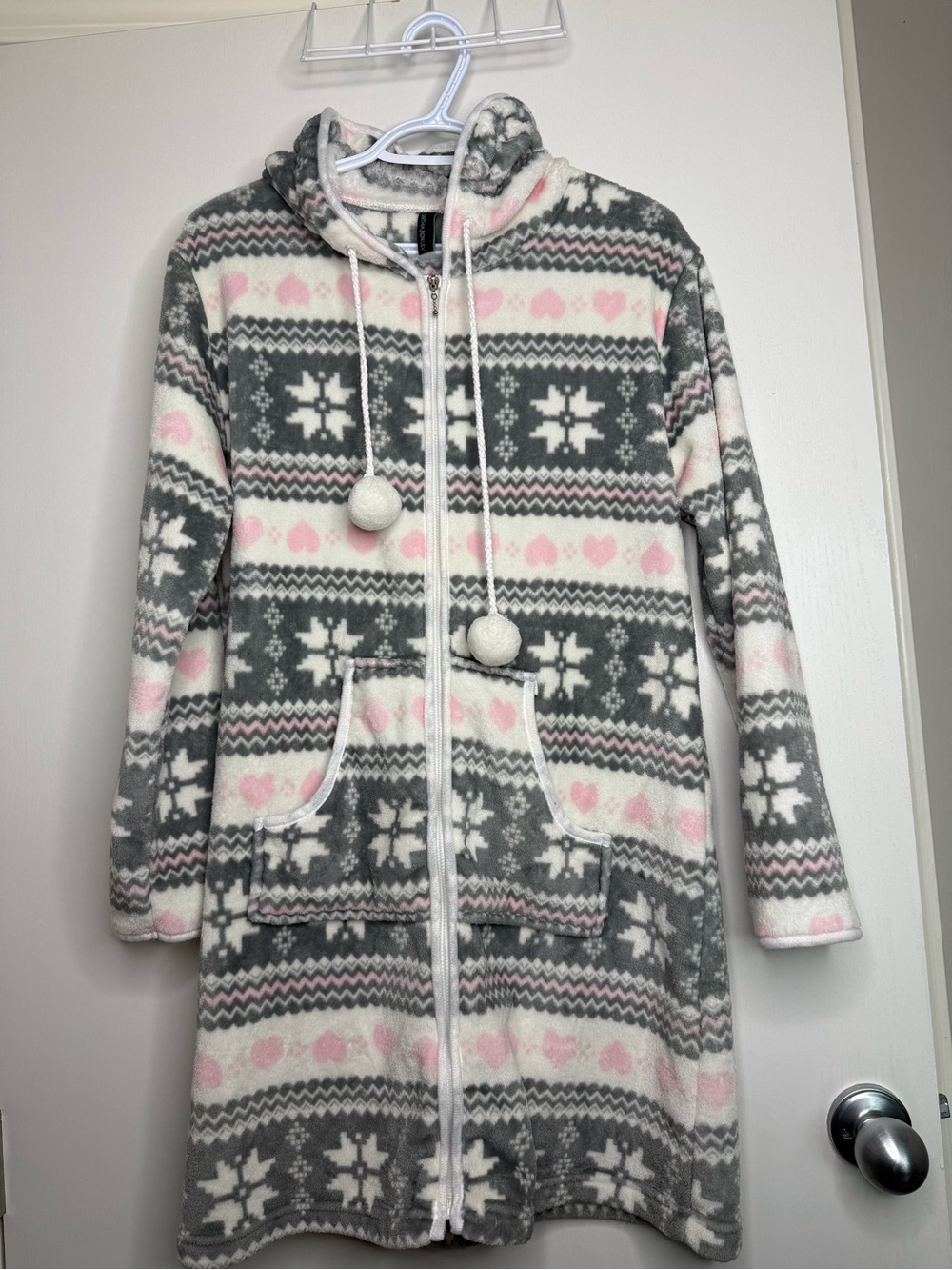Womens Plush Hooded Zip-Up Bathrobe in Gray & Pink Fair Isle Hearts Small